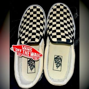 Vans “Off the Wall” edition. Tags on. Checkered slip ons.🏁 Unisex;
